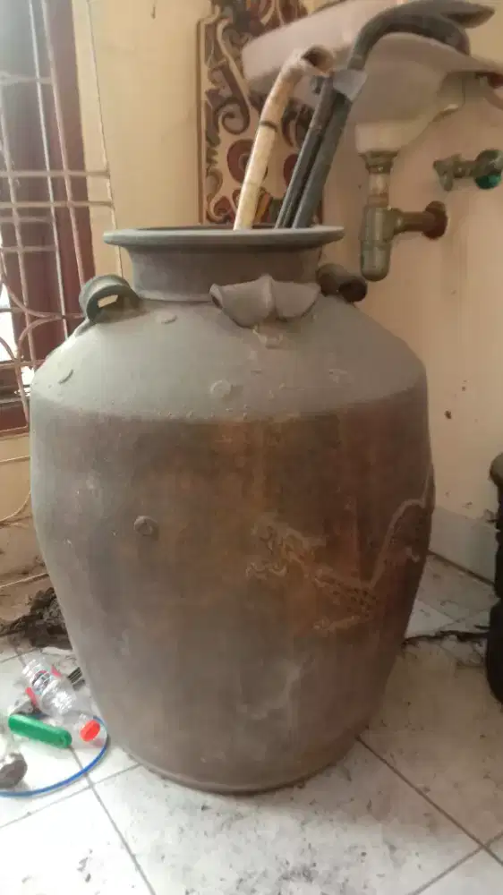Guci coklat besar