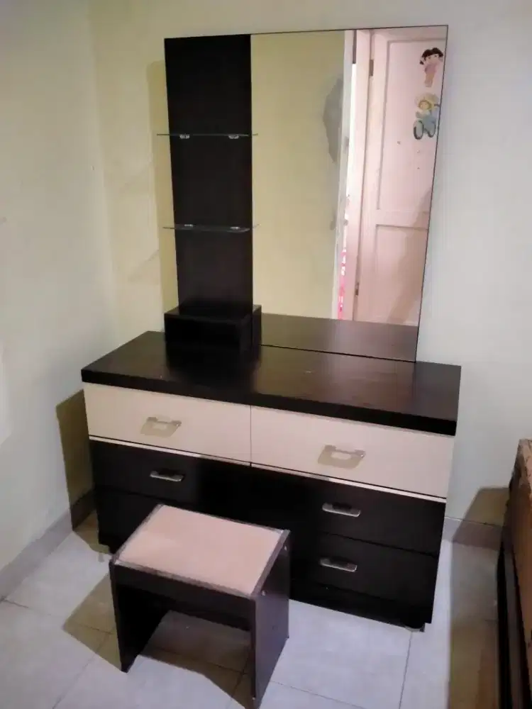 Meja Rias Minimalis dengan Cermin besar dan 6 Laci