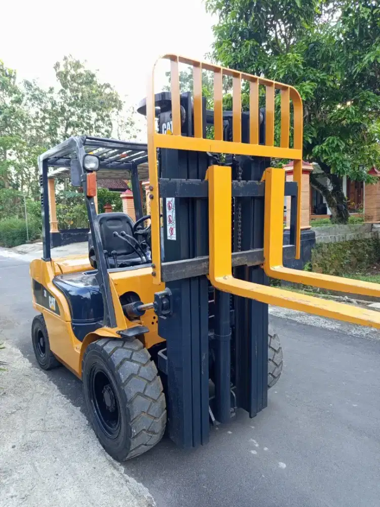 Forklift 3 Ton Caterpillar 2020 Three lift Barang apik