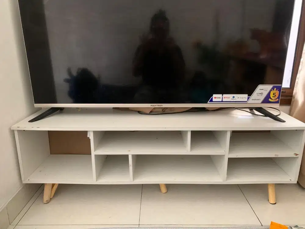 LEMARI TV (PUTIH) BAHAN KAYU.