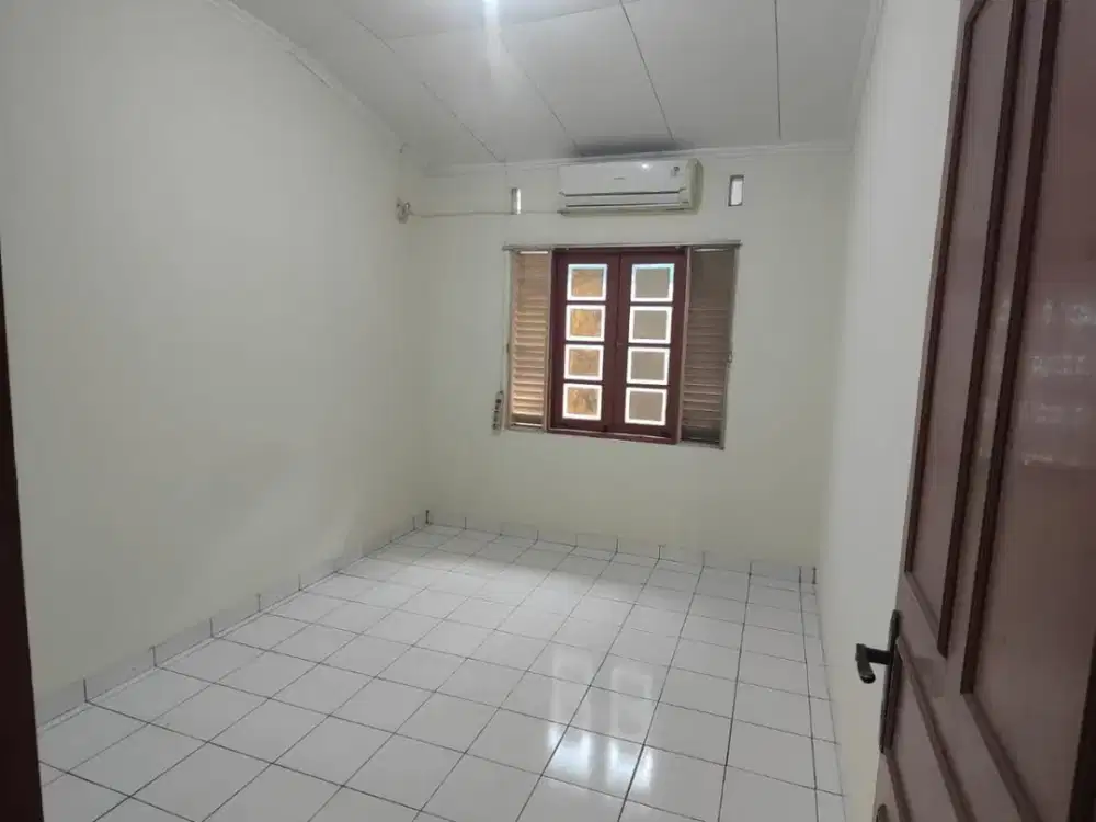 Feca. Rumah Disewakan di Resinda Karawang