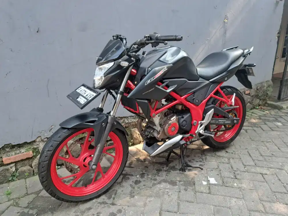 Honda cb150r 2016