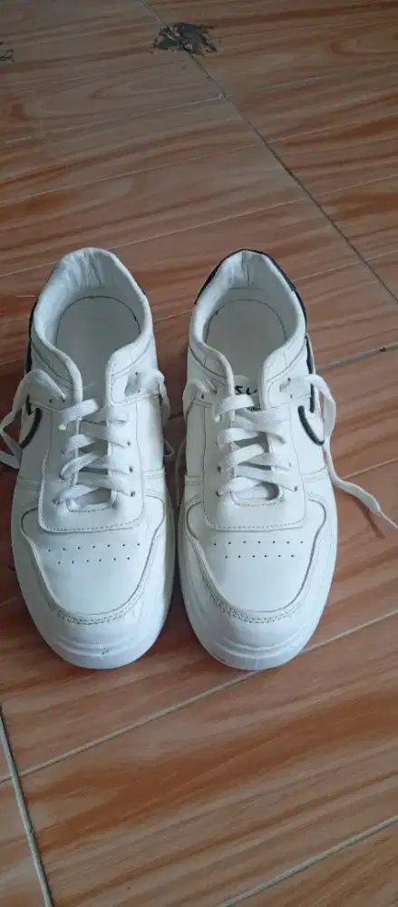 Sepatu putih merek Fashon