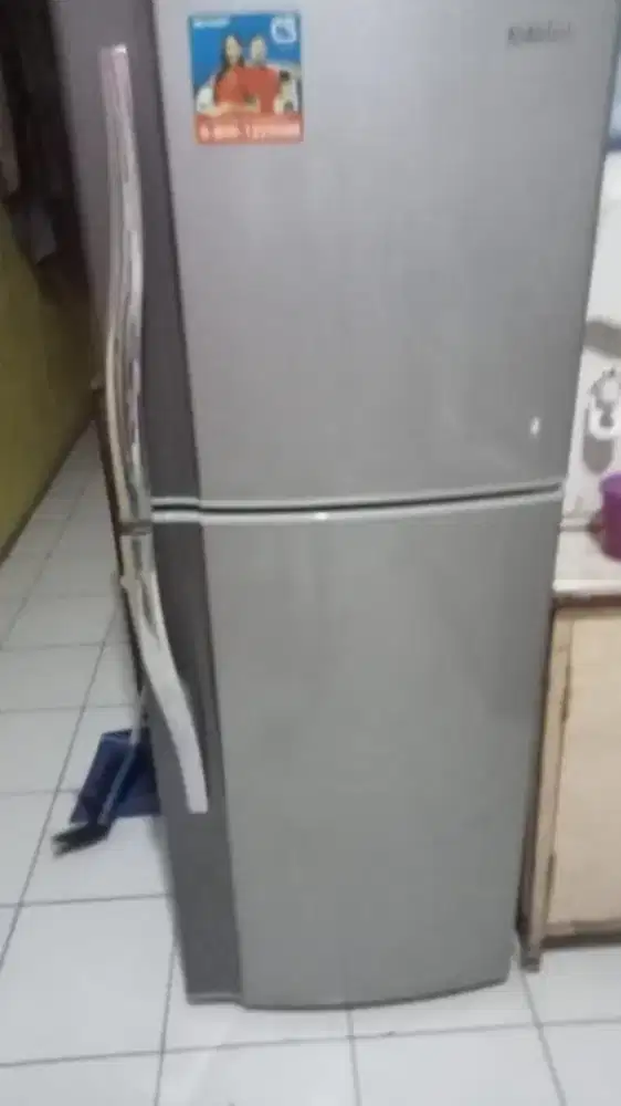 Dijual kulkas 2 pintu Sharp kondisi masih bagus