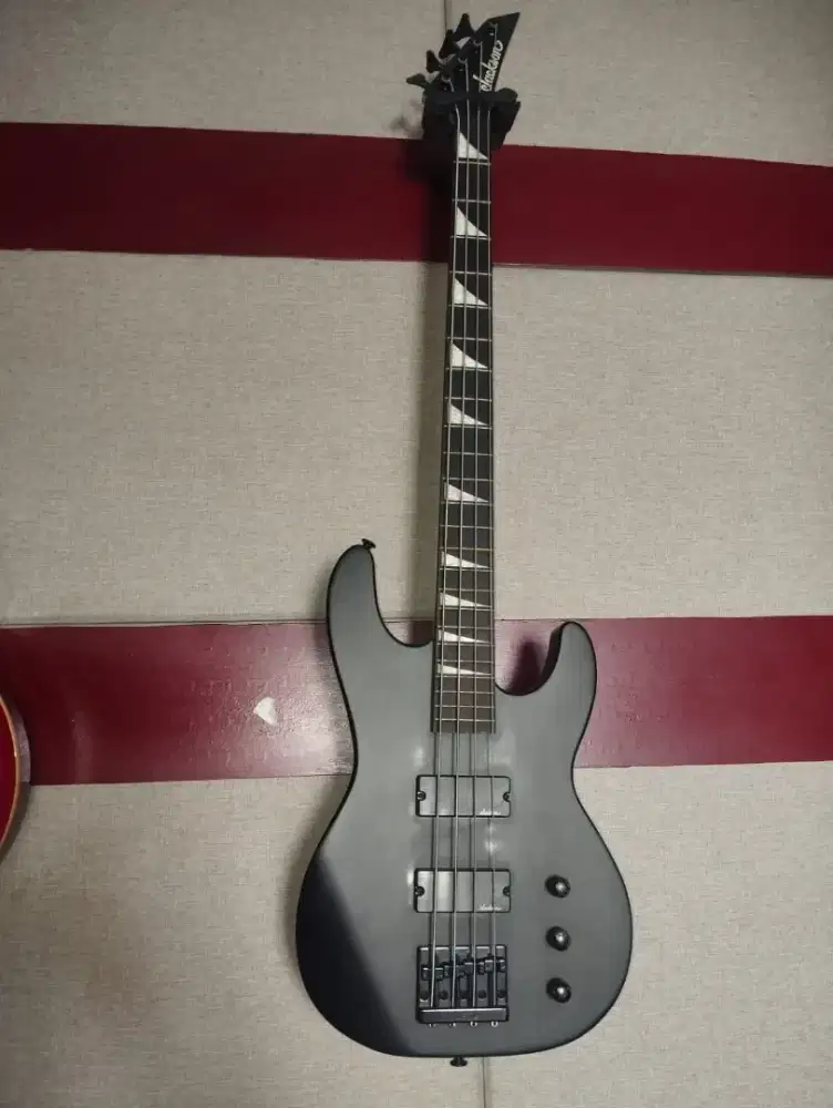 gitar bass Jackson