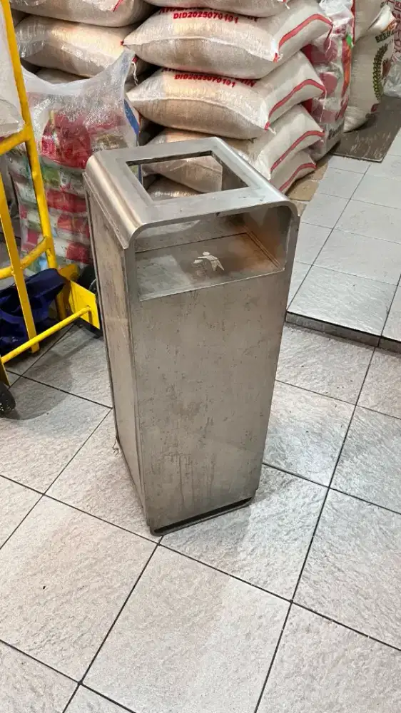 Tempat sampah dengan asbak bahan stainless steel
