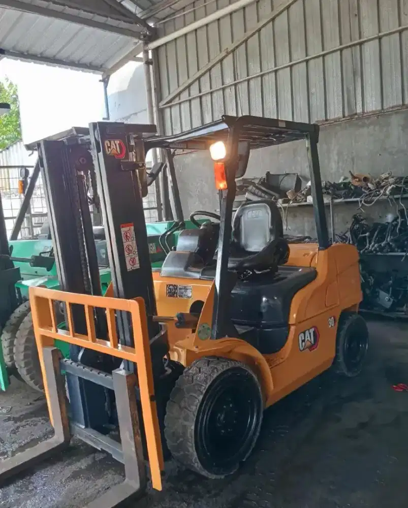 Forklift 2,5 Ton Diesel Caterpillar murah barang istimewa