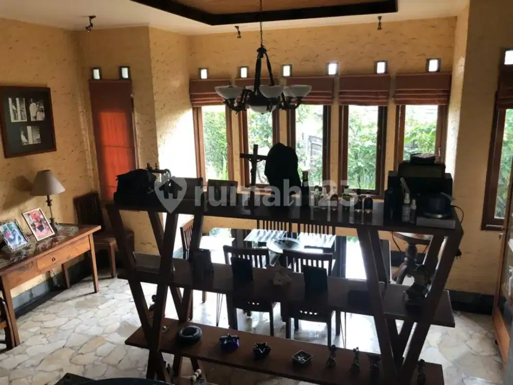 Rumah Unik Dengan Disain Cantik Di Bandung Utara - Semi Furnish