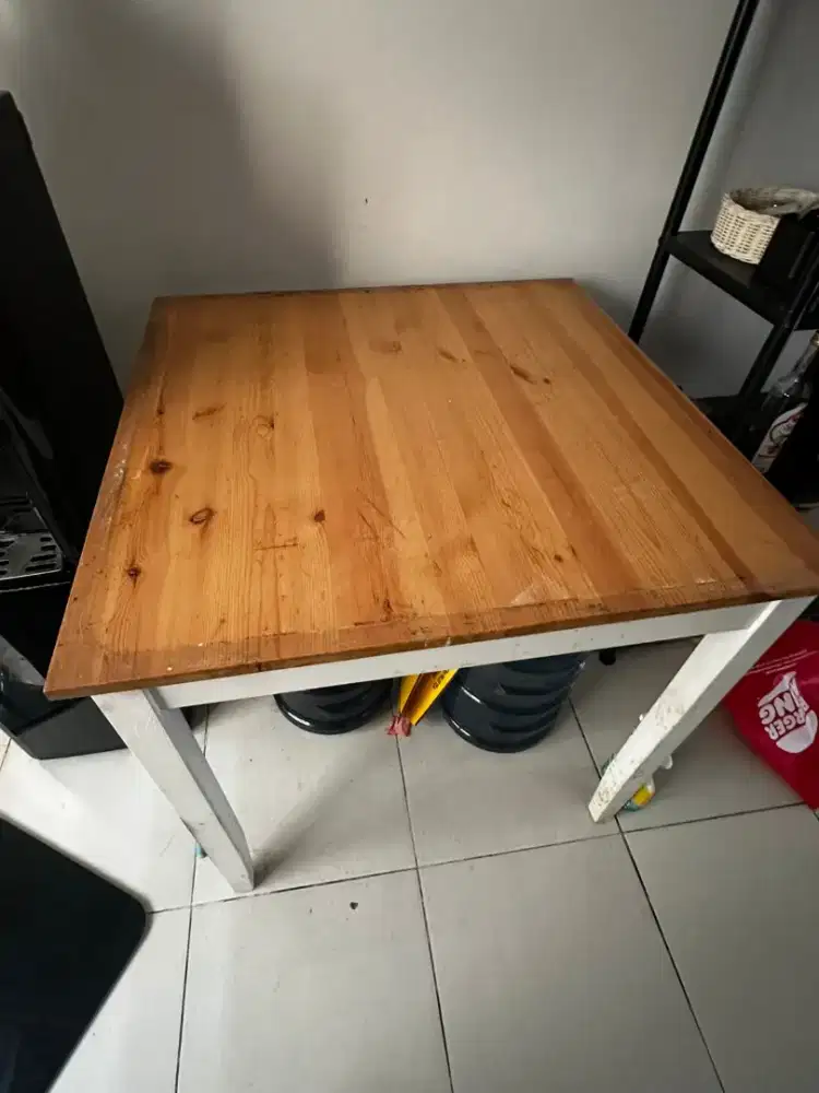 Preloved Meja Makan IKEA LERHAMN

Ukuran =
74 x 74 x 75 cm