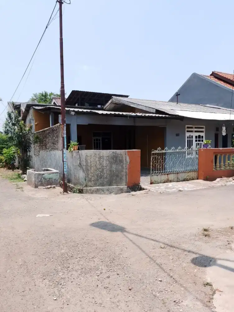 Dijual/ Kontrakan Rumah, Fasum Lapangan tenis, Basket/futsal