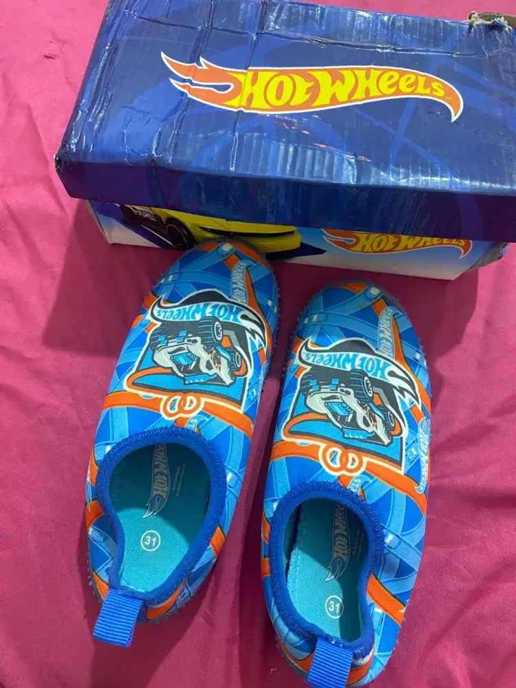 Sepatu anak slip on hotweels
