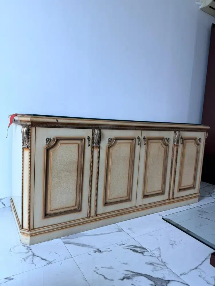 Meja TV Kayu Klasik