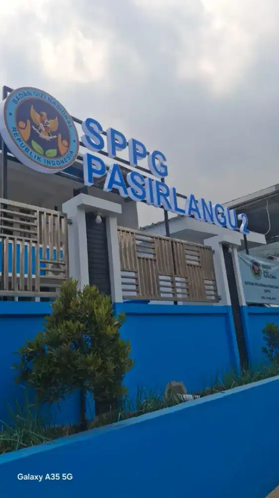 Papan nama kantor atau toko
