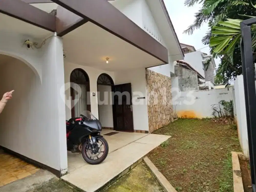 Rumah Komplek Elit Megacinere 1.5 Lantai Lokasi Strategis