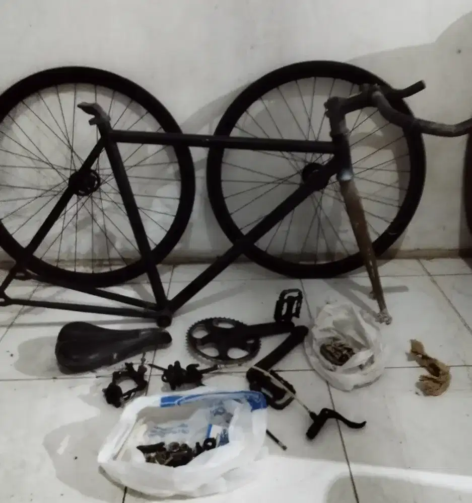 Sepeda fixi belum dipasang tanpa ban