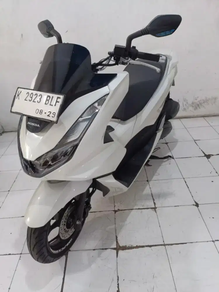 honda PCX 2024 putih