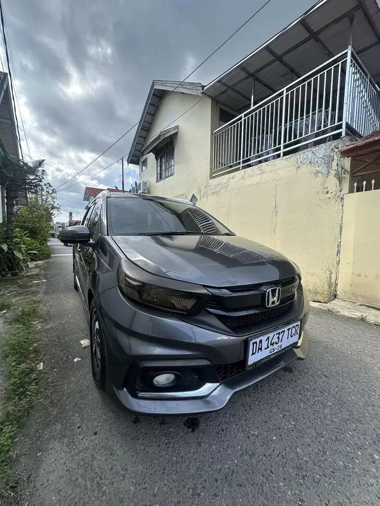 Dijual Honda Mobilio RS AT tahun 2017 warna abu abu Metalik