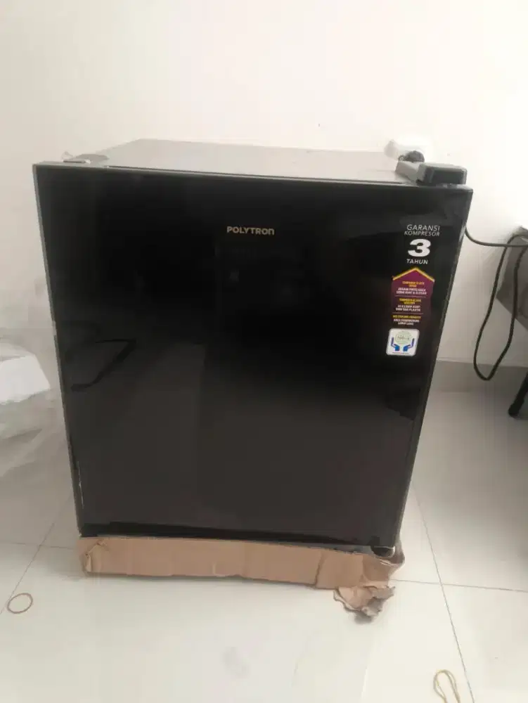 Kulkas mini portabel polytron 51