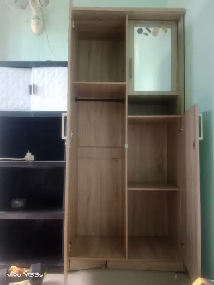 Lemari pakaian dan baju