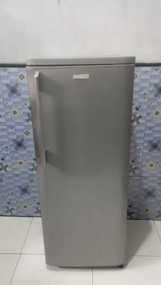 Kulkas 1pintu merk Electrolux mulus orisinil siap pakai