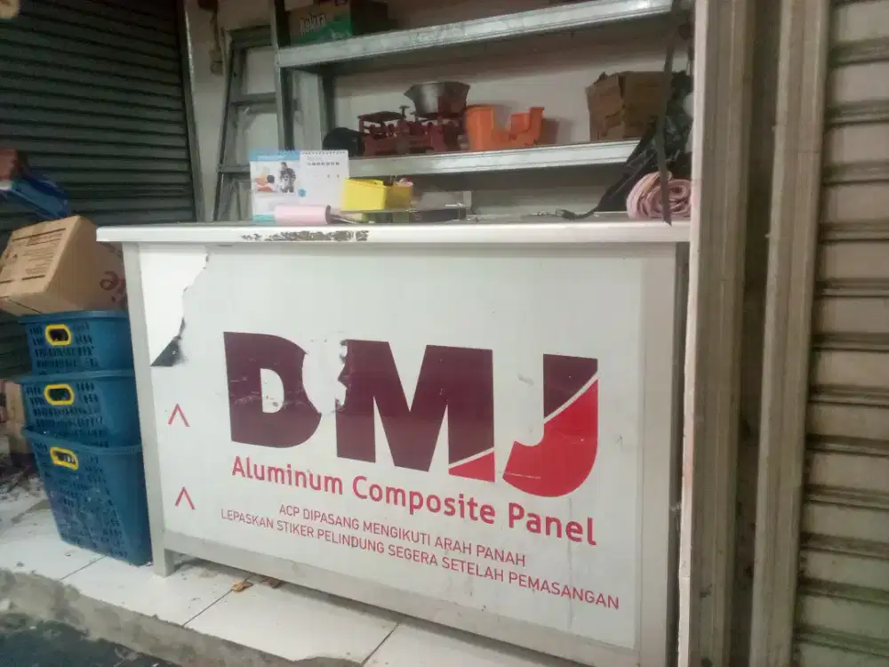 Meja kasir alas keramik masih baru