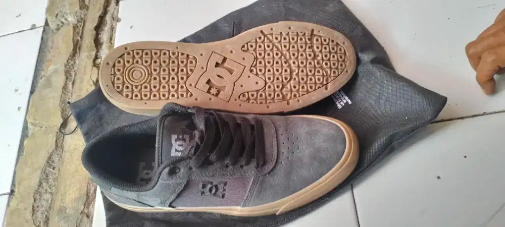 Sepatu DC Grey Mens