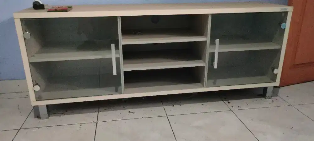 Meja TV kondisi bekas