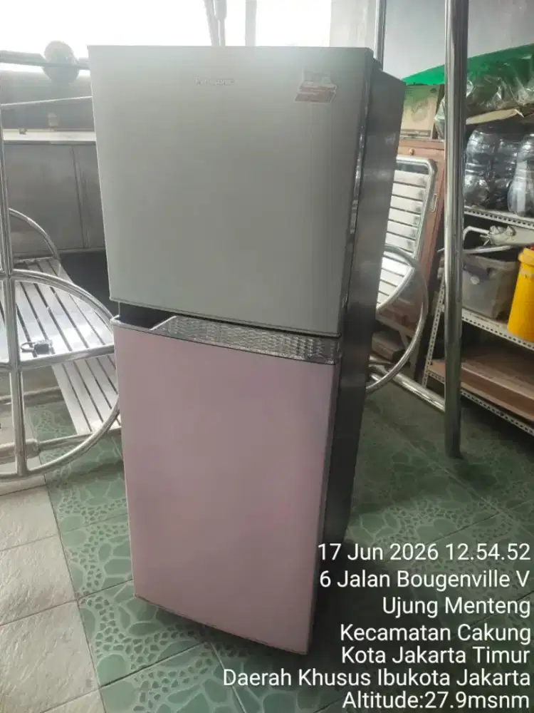Lemari es / KULKAS 2 PINTU ( FREZER BESAR )