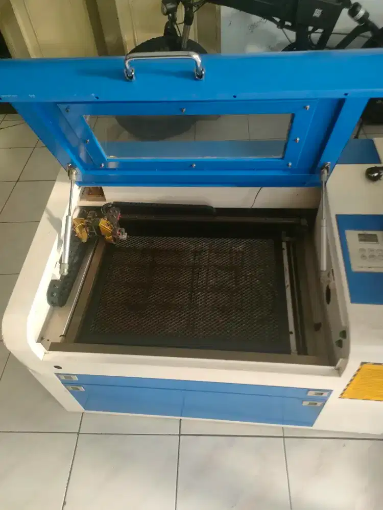 Mesin laser cutting akrilik