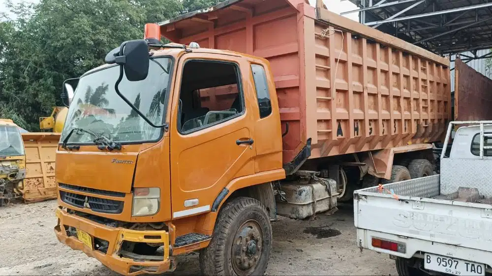 Dumptruck Mitsubishi FN 64 Fighter