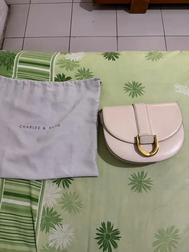Tas Selempang Charles & Keith Gabbin Saddle Medium