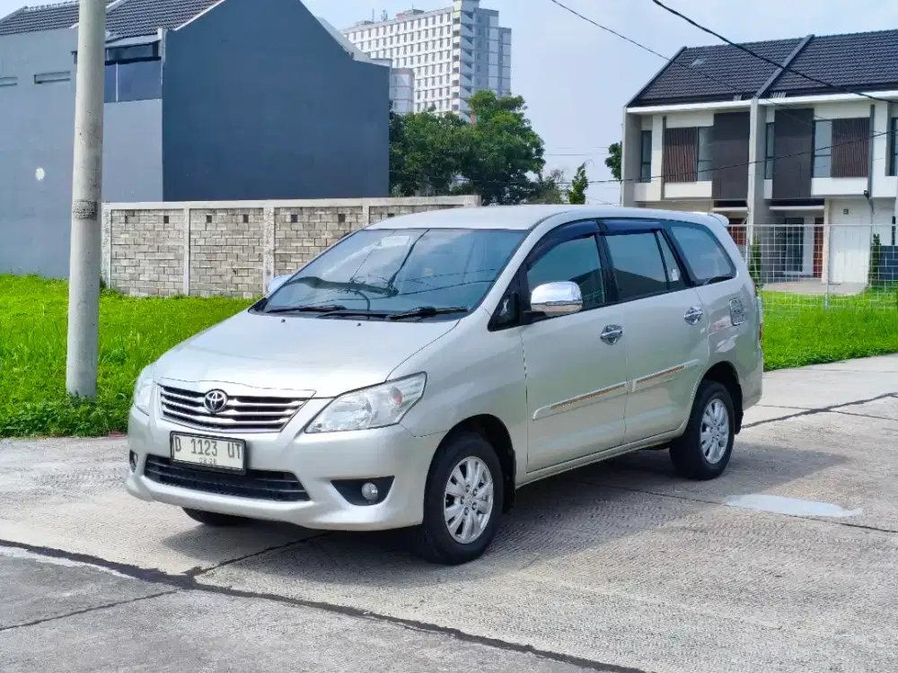 Toyota Innova G matic 2013 warna silver - Dp 15jt