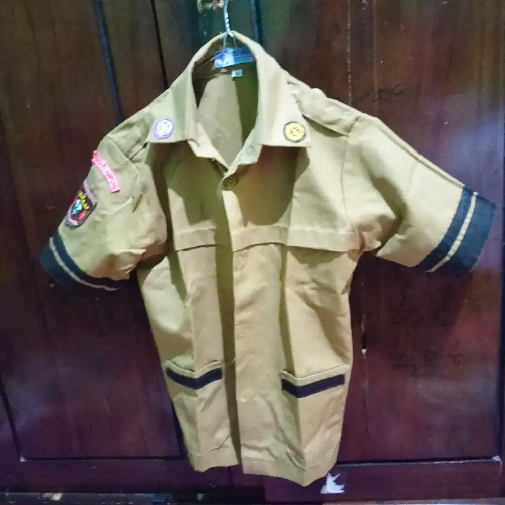 Baju sekolah SD Pramuka, putih dan sepatu