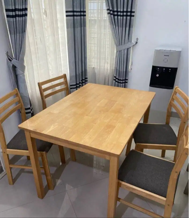 Jual 4 Set Meja Makan Kayu + 4 Kursi Kondisi Bagus Description: