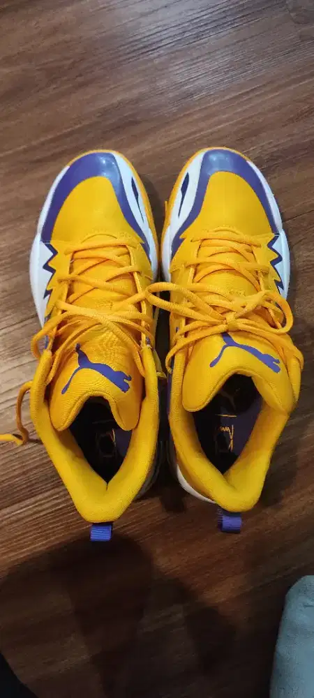 Sepatu basket Puma