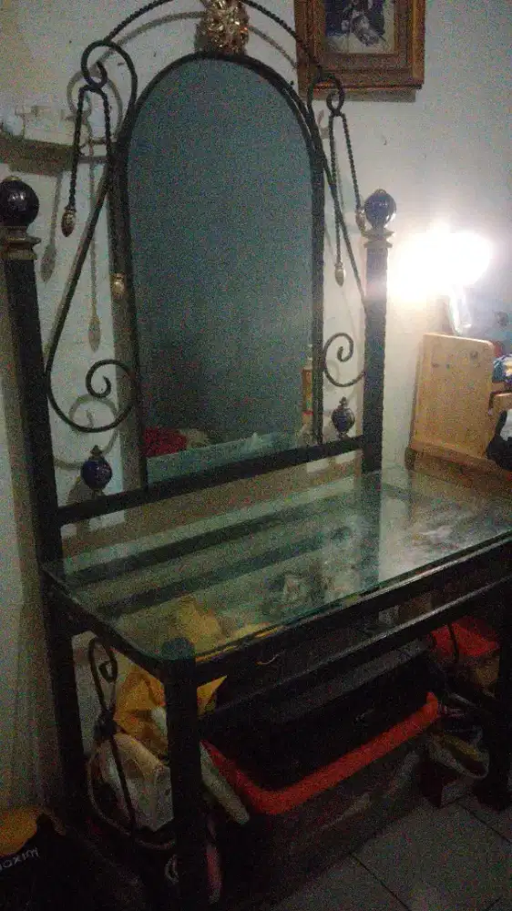 Meja rias besi antik