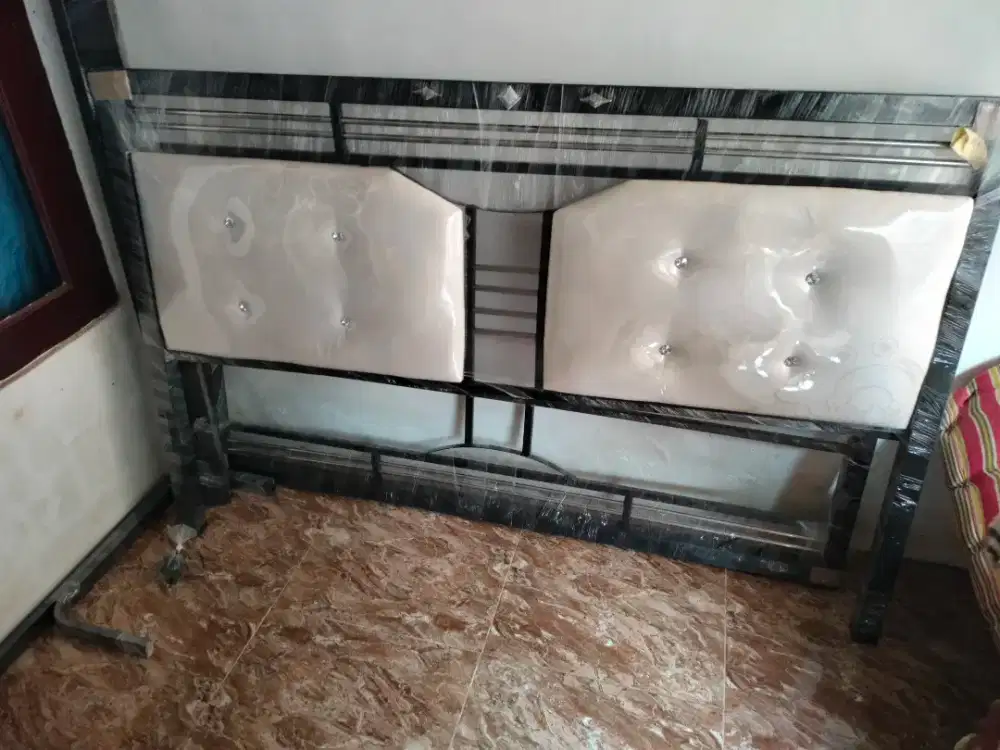 Tempat tidur Ranjang besi