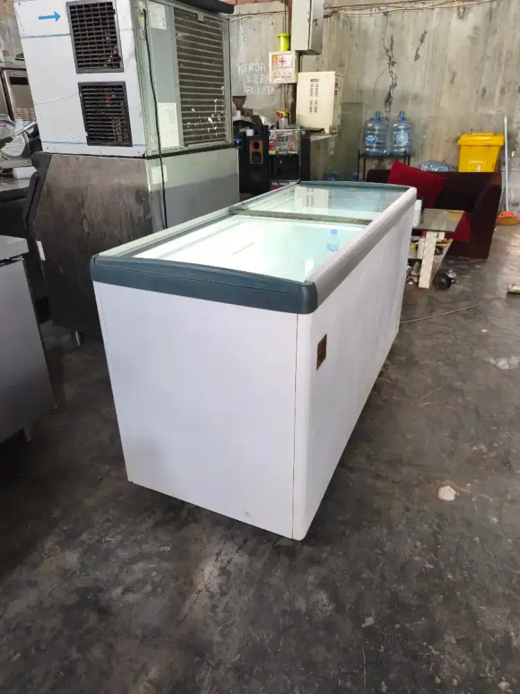 freezer sleding kaca merk GEA kapasitas 516 liter