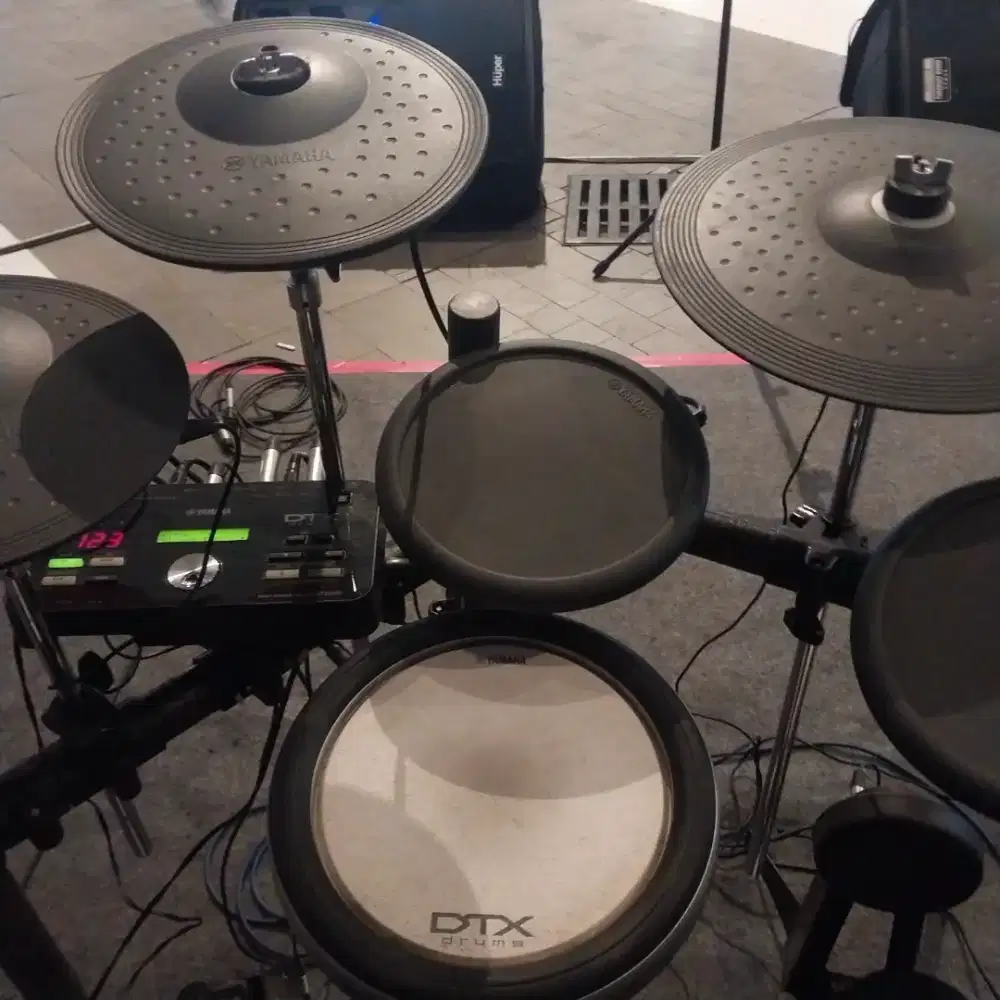 Drum elektrik Yamaha Dtx522k minimalis set