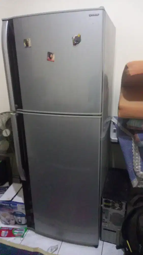 Jual kulkas 2 pintu..ada freezer nya