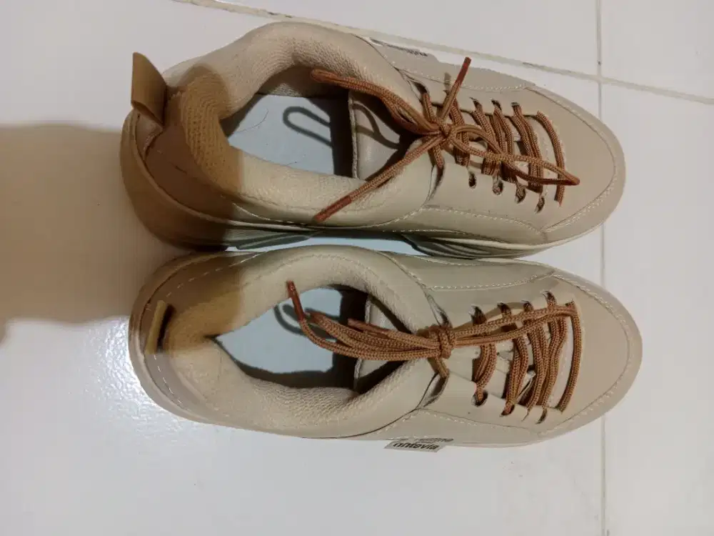 Sepatu coklat baru