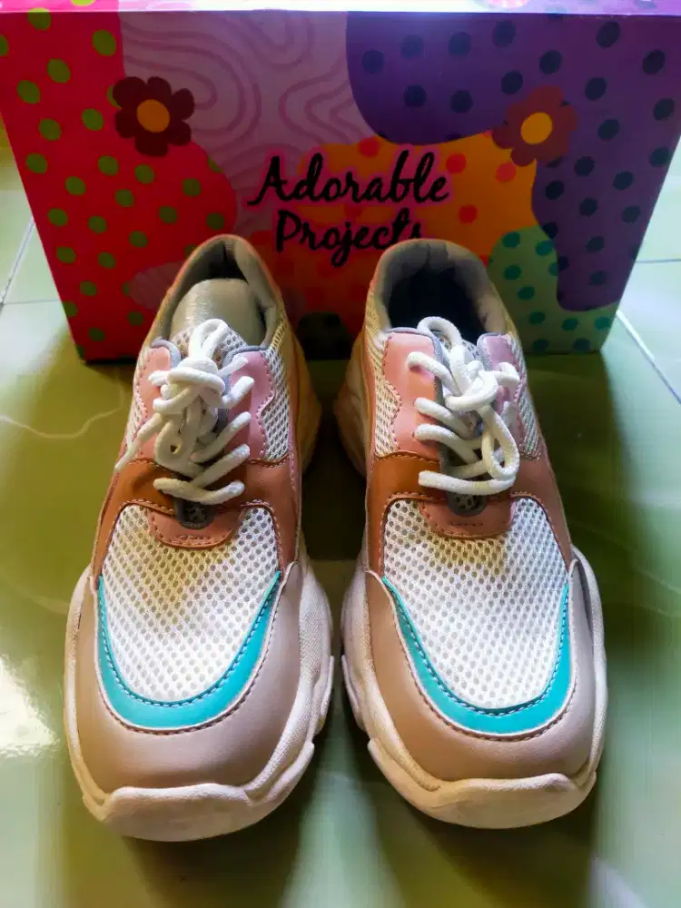 Sepatu sporty Pastel