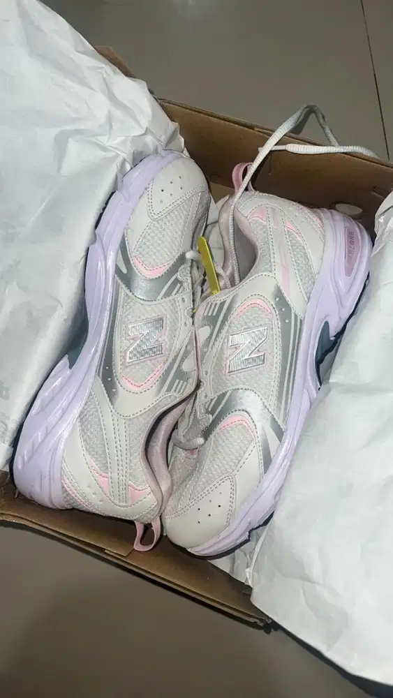 Sepatu New Balance 530 White Pink UK 40