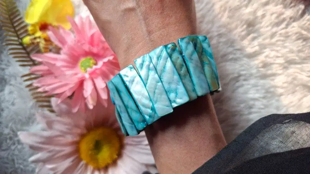 ​[VINTAGE] Bohemian Dyed Mother of Pearl Shell Panel Stretch Bracelet
