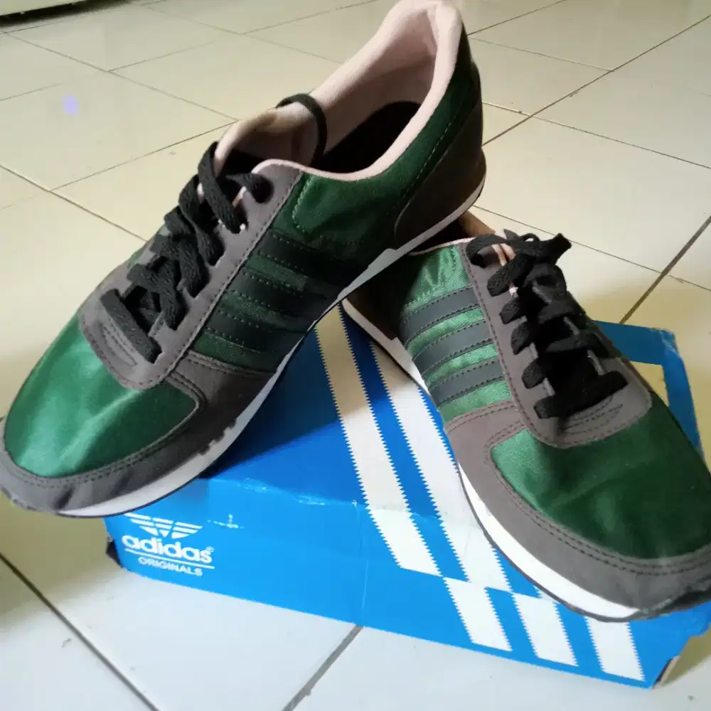 Adidas pria hijau