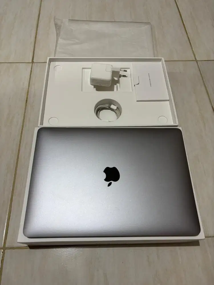 Macbook air i3 8/256