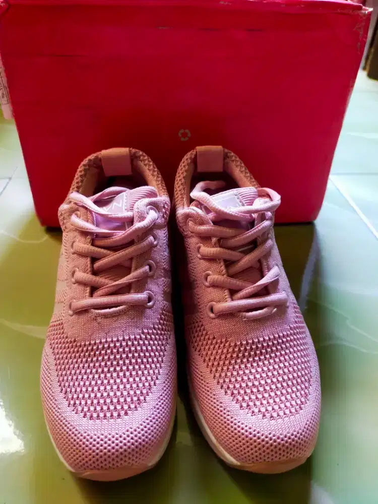 Sepatu sporty Pink