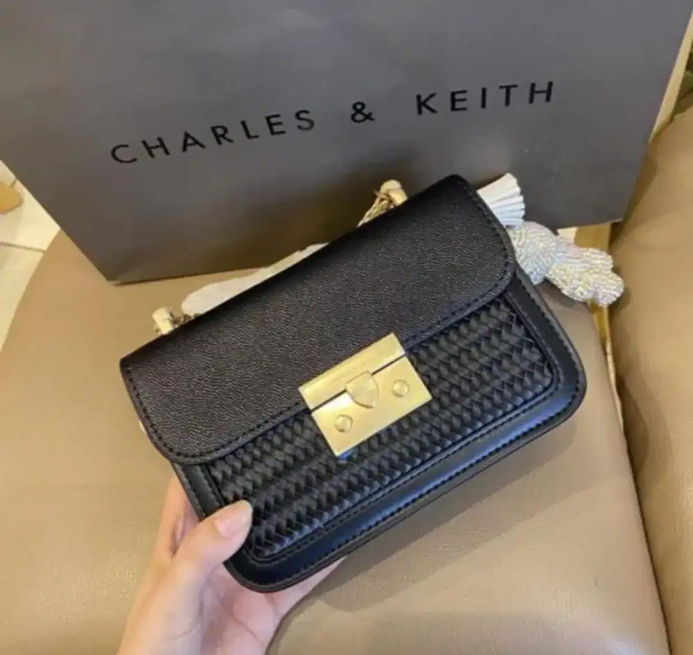 Charles & Keith rantai hitam