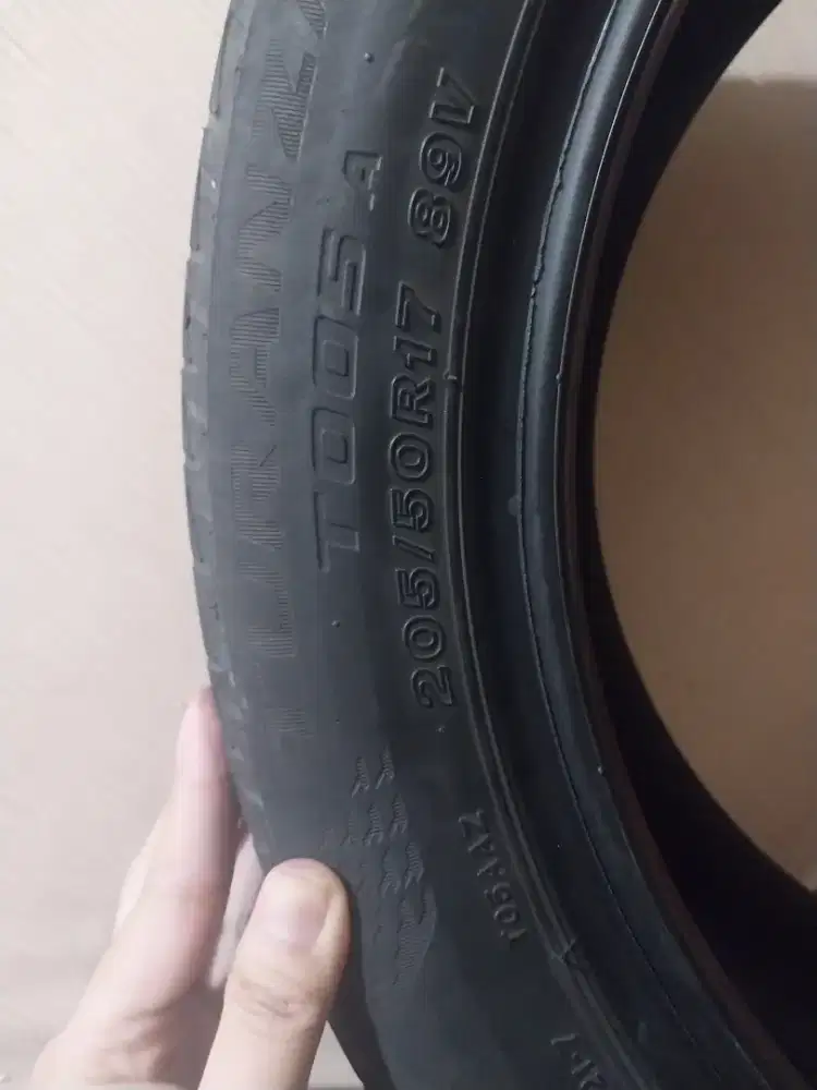 Dijual cepat 2 ban bringstone turanza too5 uran 205/50 ring 17nik 2023