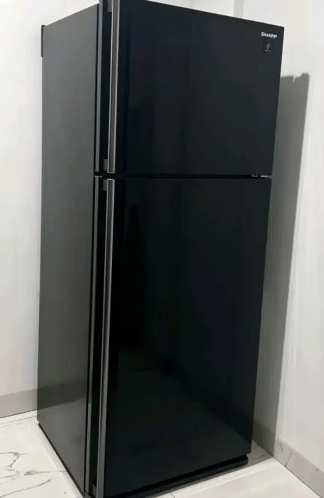 Kulkas 2 pintu JUMBO merek SHARP warna hitam mewah sudah digital